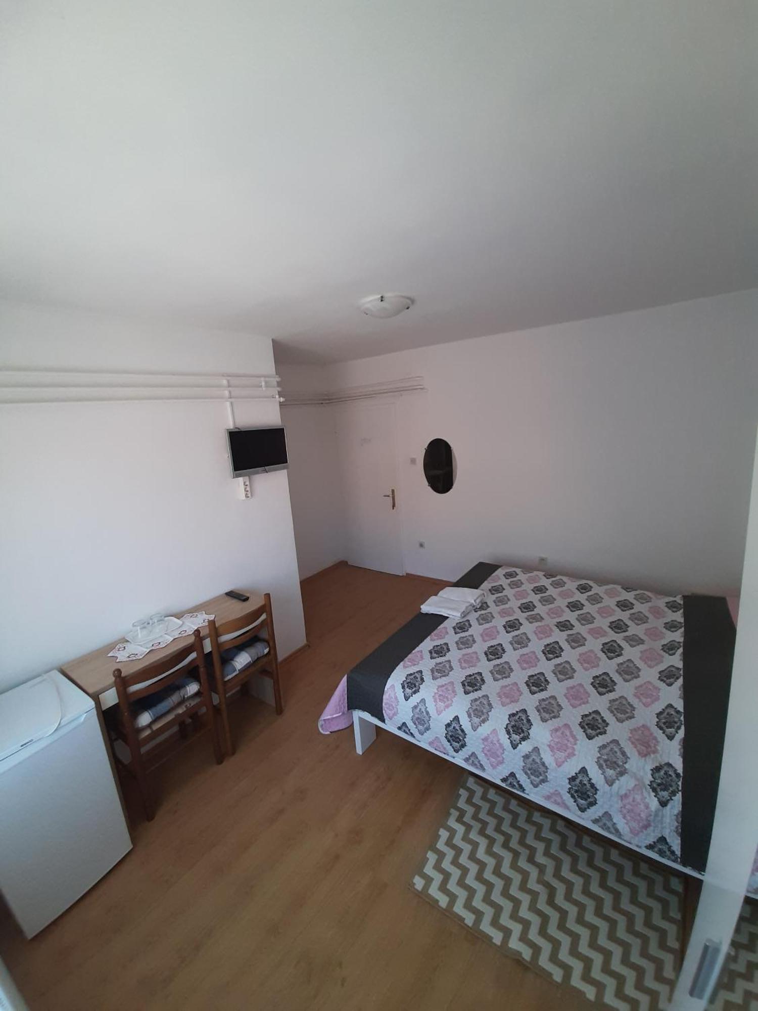 Apartments And Rooms With Parking Space مالي لوشينغْ الغرفة الصورة